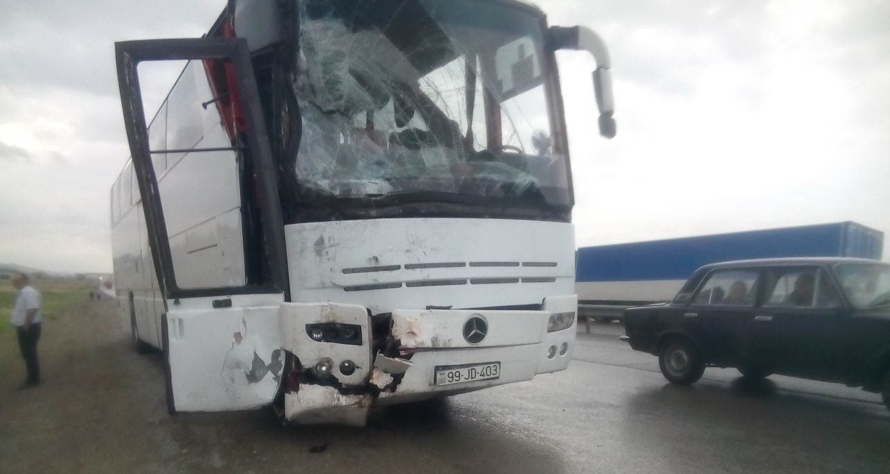 İki sərnişin avtobusu mikroavtobusla toqquşdu: Xəsarət alanlar var