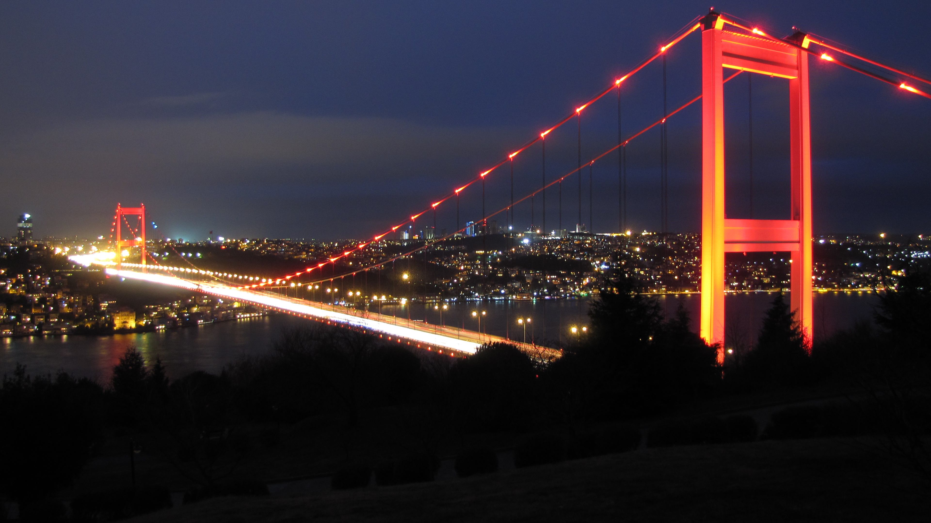 İstanbul körpüsü Azərbaycan bayrağının rənglərinə büründü – VİDEO