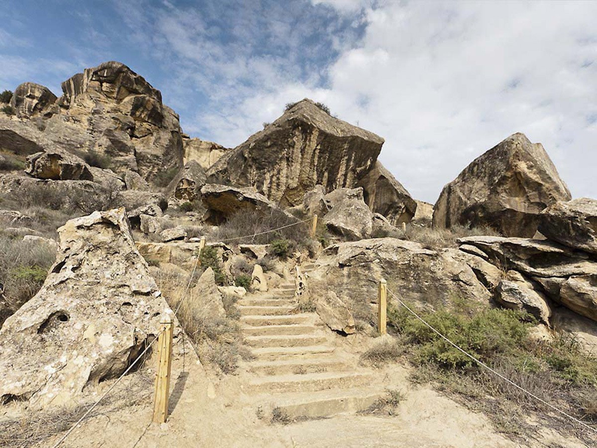 Rusiyalı turist qayalıqdan yıxıldı – Qobustanda