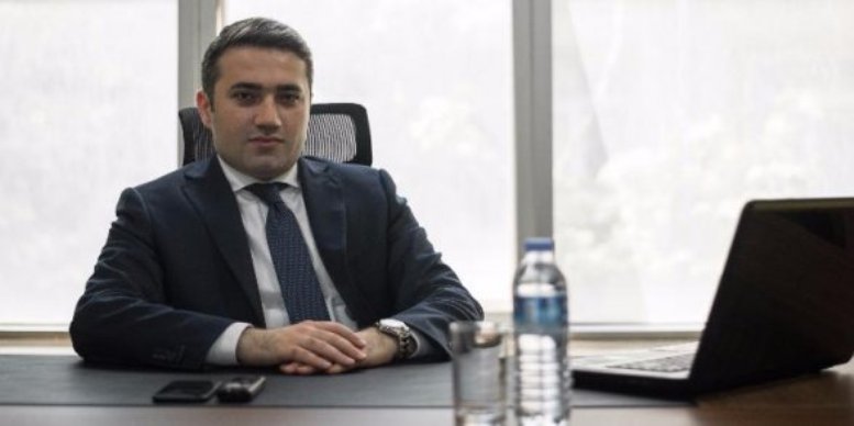 Bank sədrinin müavini Azərbaycandan qaçdı – Əmanətçilərin 100 milyonu ilə
