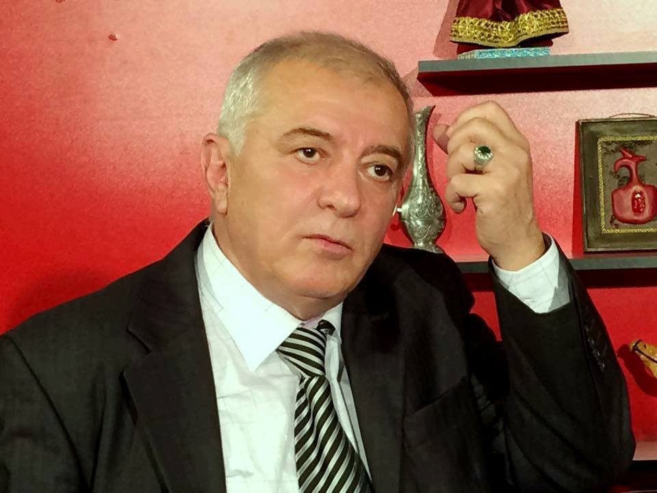 Xalq artisti od püskürdü: “Sən kimsən, namusdan-qeyrətdən danışırsan?”