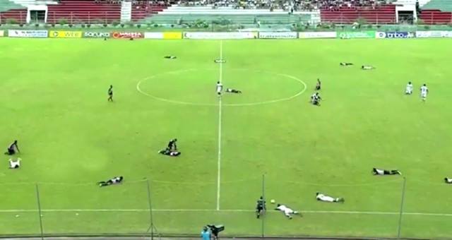 Futbolda bu da oldu: Hər kəs yerə uzandı – VİDEO