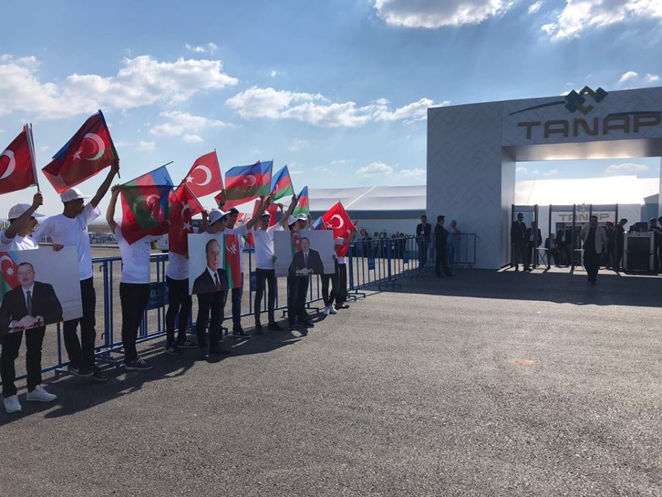 Azərbaycan şirkəti prezidentləri bayraqlarla qarşıladı