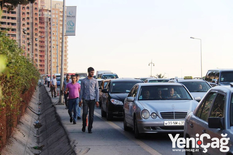 Oqtay Əsədov “20 Yanvar”dan Avtovağzala piyada gedir – Bakı-Sumqayıt yolundan FOTOREPORTAJ