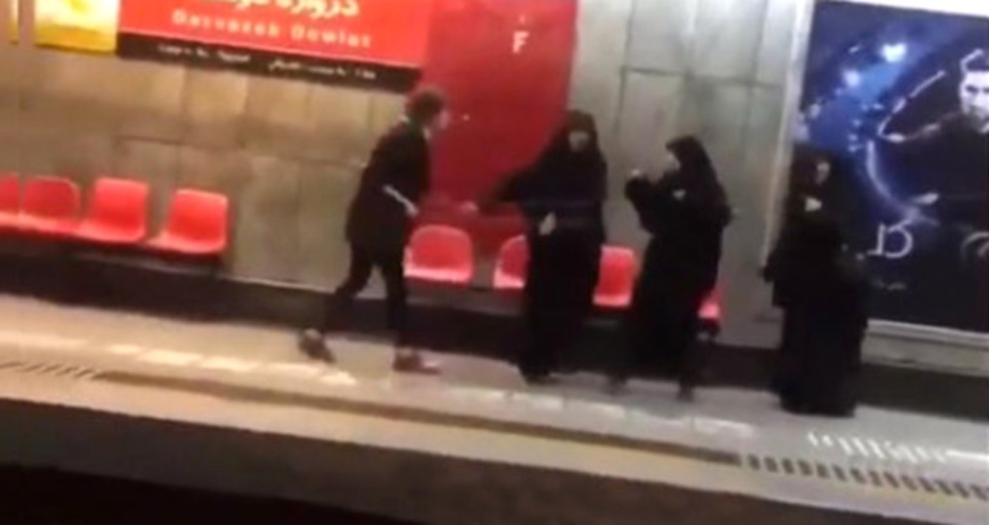 Tehran metrosunda hicabsız qadın – Aləm bir-birinə dəydi + Video
