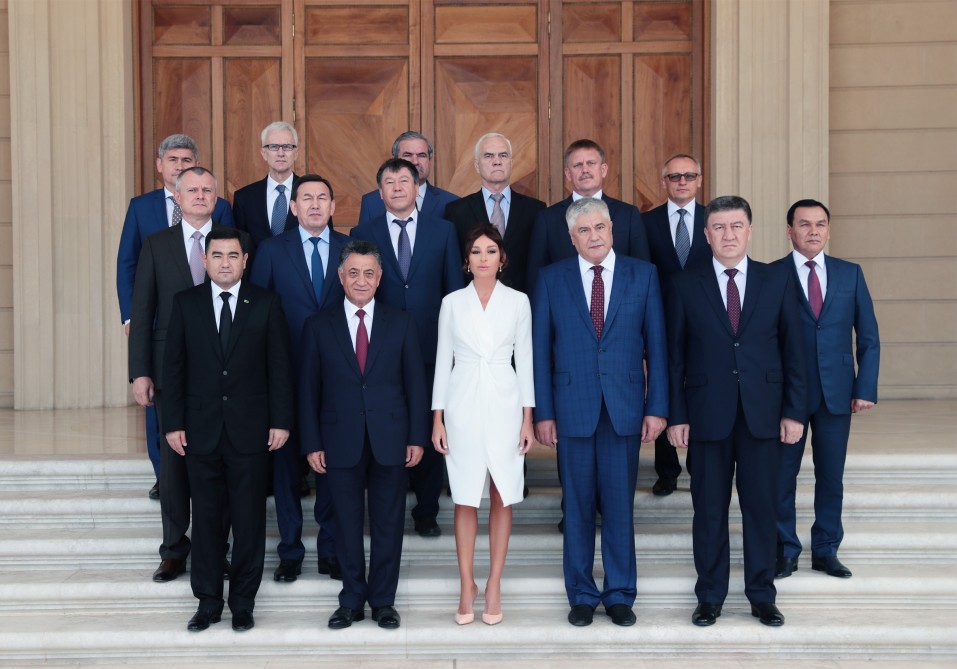 Mehriban Əliyeva MDB nümayəndələri ilə görüşdü – FOTO