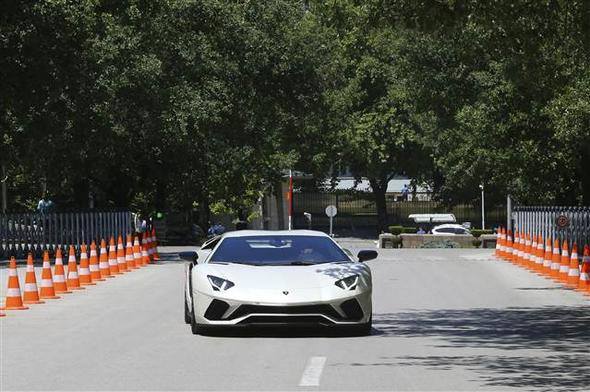 Deputat parlamentə “Lamborghini” ilə gəldi – VİDEO