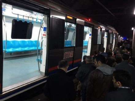 Azərbaycanda yenidən işıqlar söndü – 30 dəqiqədir qatar tuneldə qalıb