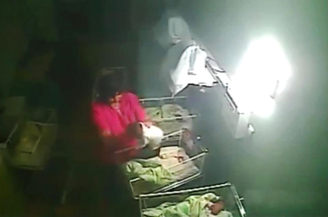 Tibb bacısı yeni doğulan körpəni yumruqladı – Ağladığı üçün – ŞOK VİDEO