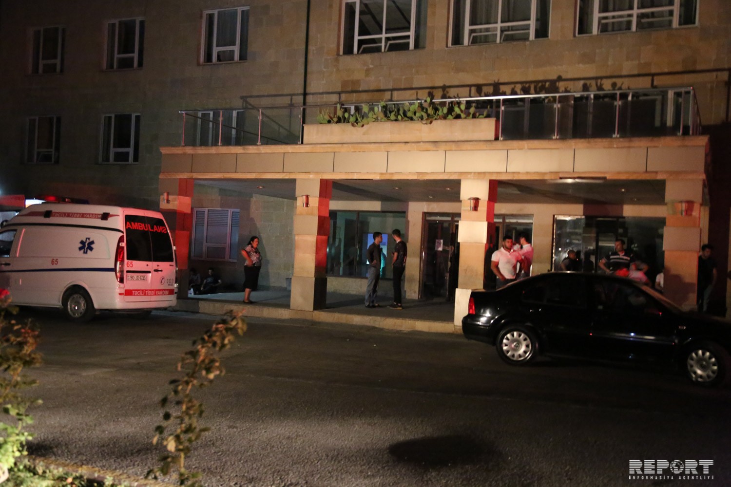 Bakıda təhlükəli anlar – Həkimlər əl fanarları ilə tibbi yardım göstərdilər