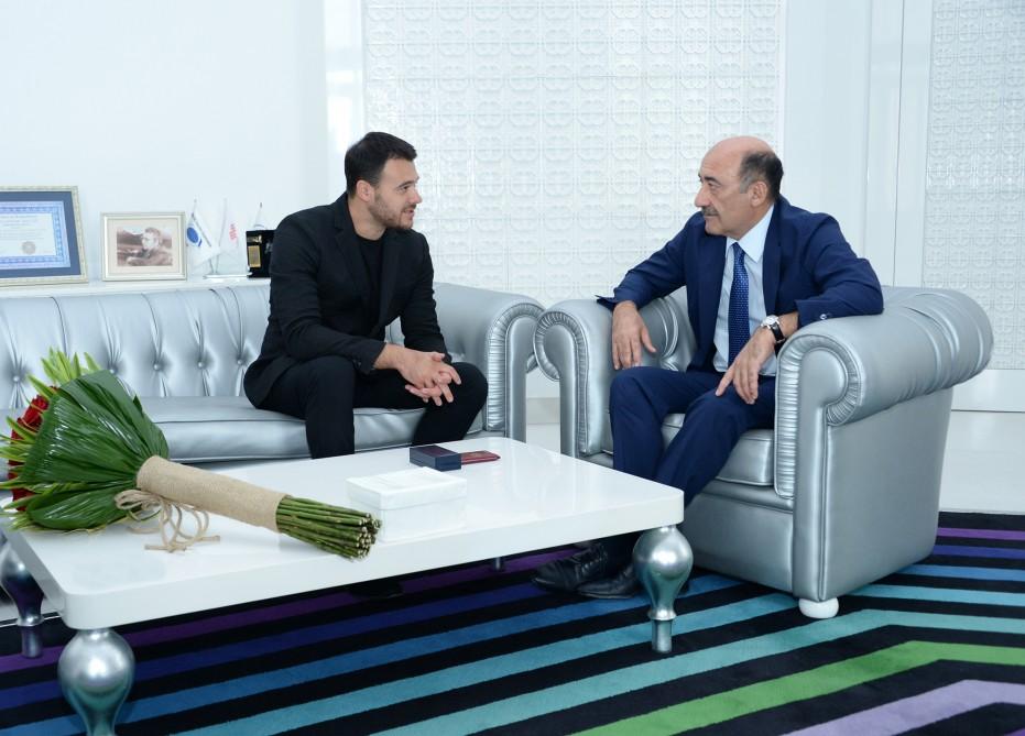 Emin Ağalarova Xalq Artisti fəxri adının vəsiqəsi və döş nişanı verildi – FOTO