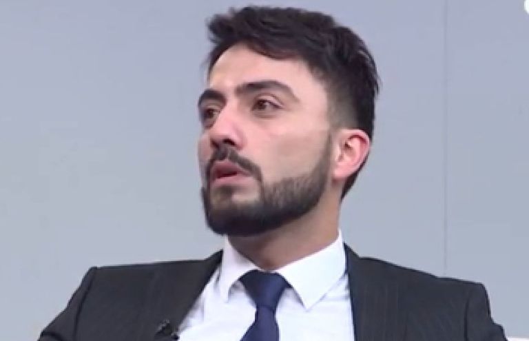 Kərim efirdə aparıcını təhqir etdi: “Şərəfsiz, başına “kubik” ataram”- VİDEO