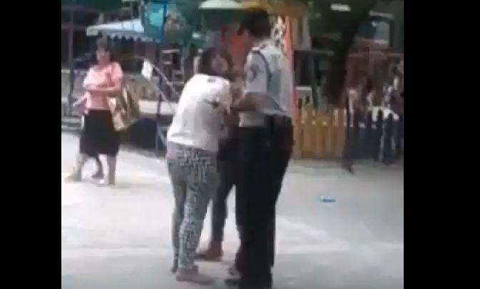 Bakıda qızlar əlbəyaxa dava etdi – Polis güclə ayırdı – VİDEO