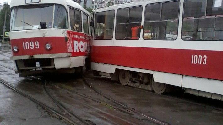 İki tramvay toqquşdu – Yaralılar var