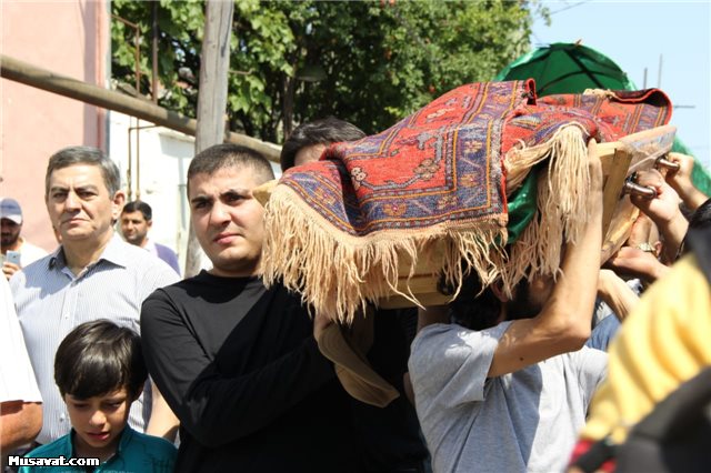 Mehman Hüseynov anası dəfn edildi – FOTO