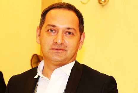 Əməkdar artist biabır etdi: “Lüt anadangəlmə soyunur…” – FOTO – VİDEO