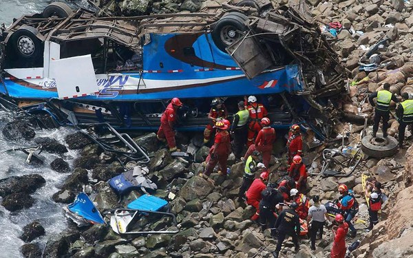 Avtobus dərəyə aşdı: 9 ölü, 47 yaralı