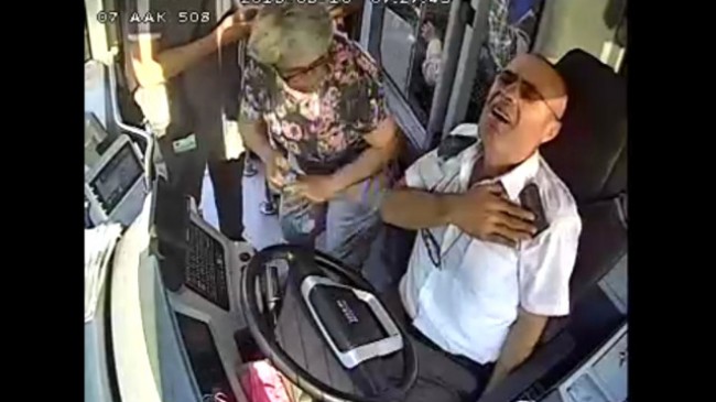 DƏHŞƏT: Avtobus sürücüsü sükan arxasında infarkt keçirdi – VİDEO